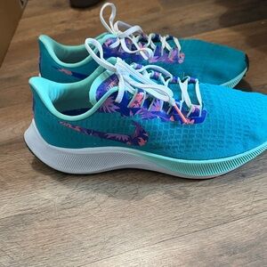 Women's Nike Vibrant Teal Athletic Shoes 10.5
